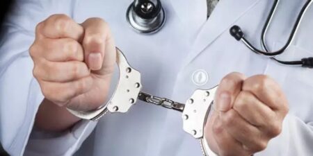 تعويضات وهمية عن المرض بقيمة 100 مليون تطيح بـ 6 أطباء