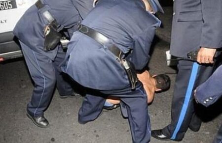 وضع حد لنشاط أخطر مروج هدد بإنهاء حياة ثلاثة قاصرين، بواسطة قنينة غاز بعدما أقدم على احتجازهم وسط منزله.