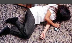 مأساة:انتحار موظفة بمديرية الضرائب بمنزلها بعد تناولها “الماء القاطع” لأسباب غامضة