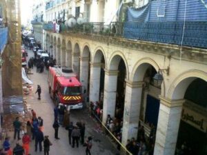 الوقاية المدنية تستعين بالكلاب للبحث عن ضحايا انهيار منزل من 4 طوابق