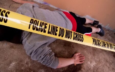 (+فيديو)شخص ينحر غريمه أمام المحكمة من الوريد إلى الوريد بطريقة بشعة