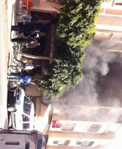 صادم بالفيديو:شاب يقتل صديقه حرقا وسط بناية مهجورة