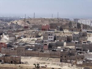 ساكنة سفوح بأكادير تخرج للإحتجاج أمام ولاية الجهة.