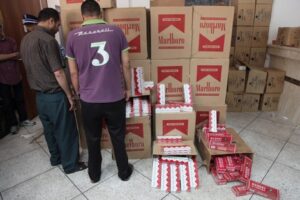 عاجل:حجز سيارة وعلى متنها 28 الف علبة سجائر مهربة بمدخل تزنيت 11 مهرب سجائر