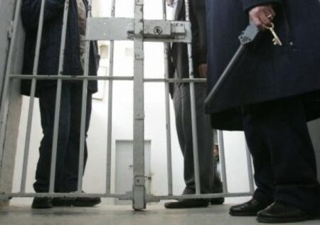 نجل برلماني سابق يواجه تهم التشهير والقذف: تفاصيل الإيداع بالسجن