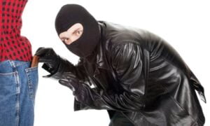 +فيديو: السرقة في واضحة النهار، وعلى عينك يابن عدي بسيدي بيبي