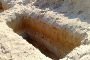 غريب: حالة استنفار وسط مقبرة بعد اختفاء قبر رجل وحلول إمرأة مكانه في ظروف يلفها الغموض