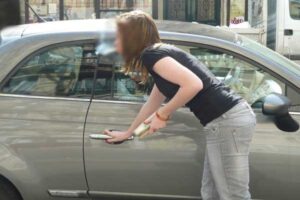 وسطاء الدعارة يصطادون التلميذات أمام المؤسسات العمومية 8 1318687558