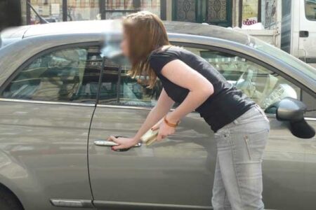وسطاء الدعارة يصطادون التلميذات أمام المؤسسات العمومية
