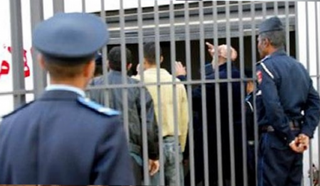 اعتقال عوني سلطة متلبسين بتسلم رشوة 10 آلاف درهم داخل مقهى اعتقال عوني سلطة متلبسين بتسلم رشوة 10 آلاف درهم داخل مقهى