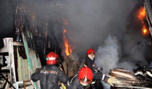 النيران تلتهم محلا تجاريا وعمارة في حريق ضخم بزنقة سوس وتخلف هلعا لدى الساكنة 3 499