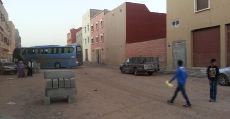 (+صور)ساكنة أولاد تايمة تستنكر خروقات المجلس البلدي في إعادة تهيئة طريق حضرية