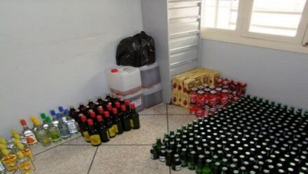 سلطات اشتوكة تطيح بتاجرين متخصصين في صناعة وترويج "الماحيا"‎ وتحجز كميات كبيرة من المادة الخام مخمرة والخمور المعدة للترويج