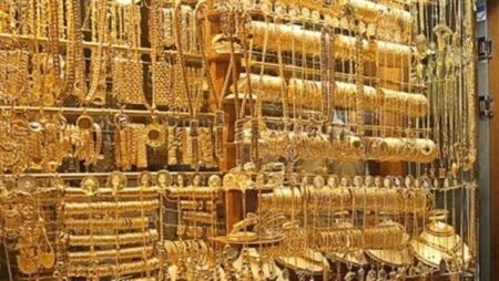 سطو هوليودي على محلات بيع الذهب و المجوهرات الثمينة بعد تكبيل الحارس وتكميم فمه