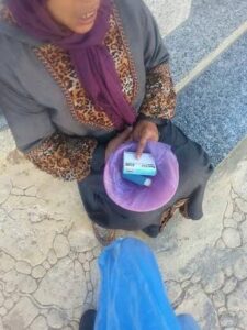(+صور)متسولة تدعي أنها تتناول دواء لـ''ضعف الانتصاب'' ولا تملك المال لشرائه 6 FILE 20160201 0020NFL28W6GQKKK