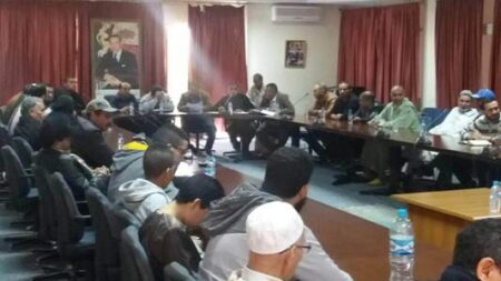 تجار سوق الأحد بأكادير ينتفظون ويلوحون بالتصعيد