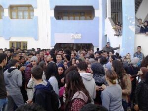 بالصور: نايضة في الأقسام التحضيرية بأكادير بعد فضيحة الدود: الطلبة يضربون، ويهددون بالتصعيد. 11 a 120