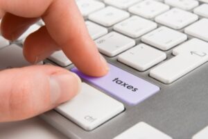 تجار بإنزكان يفجرون فضيحة من العيار الثقيل بإدارة الضرائب. 11 إجراءات جبائية