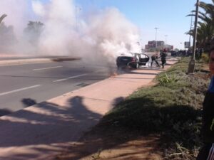 ( بالفيديو)اكادير: النيران تحول سيارة فارهة الى اشلاء حديدية بعد سرعة جنونية لسائقها 6 a 227
