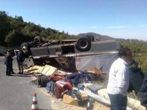 خطير:(بالصور): تعرض الوحدة المتنقلة لقناة الرياضية لحادث سير مميت 7 a 256