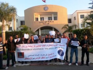 أعضاء التنسيقية الوطنية للدكاترة و الطلبة الباحثين، فرع ابن زهر بأكادير يحتجون 4 a 261