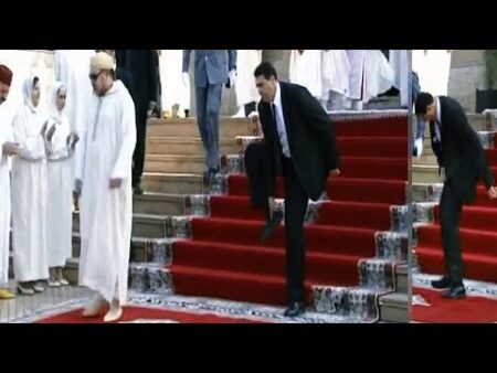 طريف:(+فيديو). حارس الملك يفقد حذاءه وتوازنه بعد صلاة الجمعة