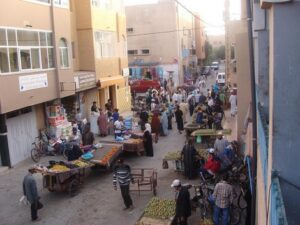 تجار تيزنيت يشتكون من احتلال الباعة المتجولين للساحات والشوارع و الأزقة والأرصفة و ممرات الراجلين. 4 a 97