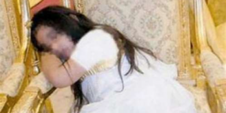 طفلة تفارق الحياة وهي ترى والدها يتلقى طعنات بسيف من مدمن مخدرات وهذه هي التفاصيل