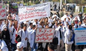 الأساتذة المتدربون بأكادير ينقلون احتجاجهم إلى الأسواق، و يحاصرون من طرف قوات الأمن 10 educ manif1234009233333