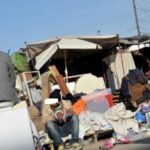 فتاة تسرق أموال صندوق محل وتخفيهم أسفل ملابسها