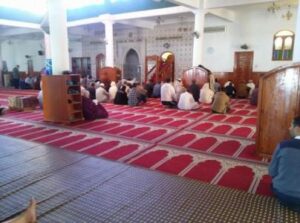 مختل عقليا يهاجم مسجدا و يقوم بطعن شخصين أثناء صلاة الجمعة 1 wazan 935561230