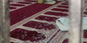 خطير:شخص يدخل المسجد حاملا سيفا ويهدد بذبح رجل مسن من الوريد إلى الوريد وهذه هي التفاصيل 1 12