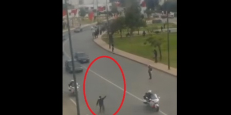 (بالفيديو):هذا هو مصير الشخص الذي اخترق الموكب الملكي واعترض سيارة العاهل المغربي