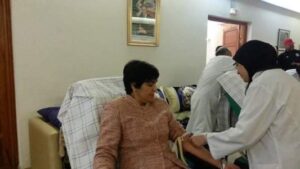 (+صور)والي اكادير تتبرع بدمها في افتتاح الحملة الوطنية للتبرع بالدم 11 FB IMG 1459419631626