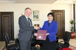 والي الجهة تستقبل سفير الدانمارك بمقر الولاية 2 IMG 3162