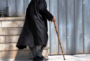 المجرم المحترف "مول العكاز" الذي يتباهى بالعجز الجسدي لسرقة المواطنين بأكادير و انزكان يقع في قبضة رجال الشرطة. 12 a 277