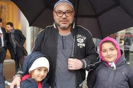 (+صور).الملك يتلقط صورا جديدة مع أبناء الوطن بفرنسا بعيدا عن البروتوكول