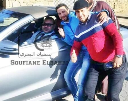 هكذا استطاع شبان التقاط صورة مع الملك بشارع محمد السادس هكذا استطاع شبان التقاط صورة مع الملك بشارع محمد السادس