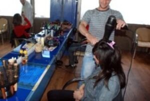 حلاق يستغل وسامته للإيقاع بالميسورات ثم يبتزهن 7 rjalygtahmwon 01