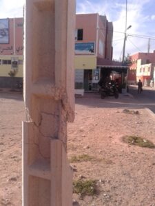 بالصور:عمود كهربائي آيل للسقوط يهدد حياة ساكنة كلية الشريعة بأيت ملول 2 20160421 184020