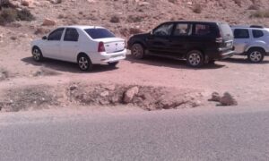 بالصور:”حفرة خطيرة “على بعد أمتار من مكاتب مسؤولي منتجع “تغازوت” تهدد مستعملي الطريق الوطنية رقم 1