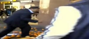 (+فيديو)قائد في حالة هستيرية يقلب عربة لبيع العصير 2 3asirlimoun 686666486