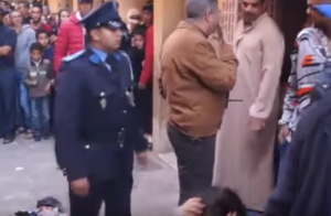 (+فيديو) مواطنون يحاصرون "مول الفران" وهو يمارس الجنس على طفلة عمرها 3 سنوات استدرجها بقطعة حلوى 12 Capture 4