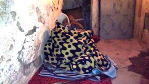 بالصور:مسخوط الوالدين يتخلى عن أمه المسنة ويرميها بالشارع بدافع الانتقام 6 FILE 20160418 175064DPZXFQ46UH