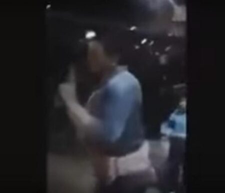 (+فيديو).شبان يشبعون شاذا جنسيا ضربا و إهانة في الشارع (+فيديو).شبان يشبعون شاذا جنسيا ضربا و إهانة في الشارع
