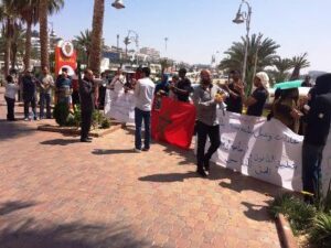 عمال و عاملات مطعم هافانا بمركب مرينا بأكَادير يخوضون وقفات احتجاجية على خلفية طردهم من العمل. 8 a 5