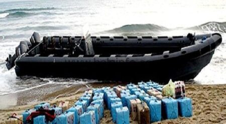 عااجل: درك أكادير يضرب بقوة، ويحجز 17 طن من الشيرا بالشاطئ كانت معد للتهريب على متن زورق مطاطي