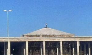 (+صور).عاااجل:شاب يتسلل إلى أعلى قبة مسجد بأكادير، مهددا بالإنتحار، وحالة من الاستنفار يخلقها الحادث. 8 a 97