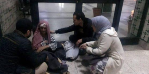 مؤثر وبالصور:''مسخوط الوالدين'' يتخلى عن أمه المسنة داخل المحطة 3 bab4818413dabaad87fff476b7eeec378558.jpeg
