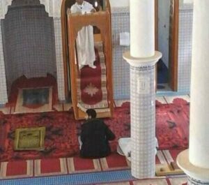 (+فيديو)مواطنون ينبذون إماما عيّنته الأوقاف فيضطر للصلاة لوحده 12 إمام